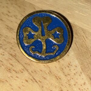 VINTAGE GIRL SCOUT WORLD ASSOCIATION PIN